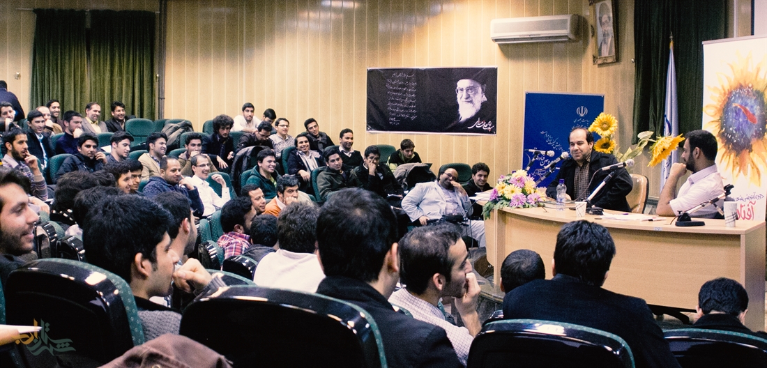 گزارش تصویری دومین شب شعر بزرگ آفتابگردان‎ها در اردوی تهران